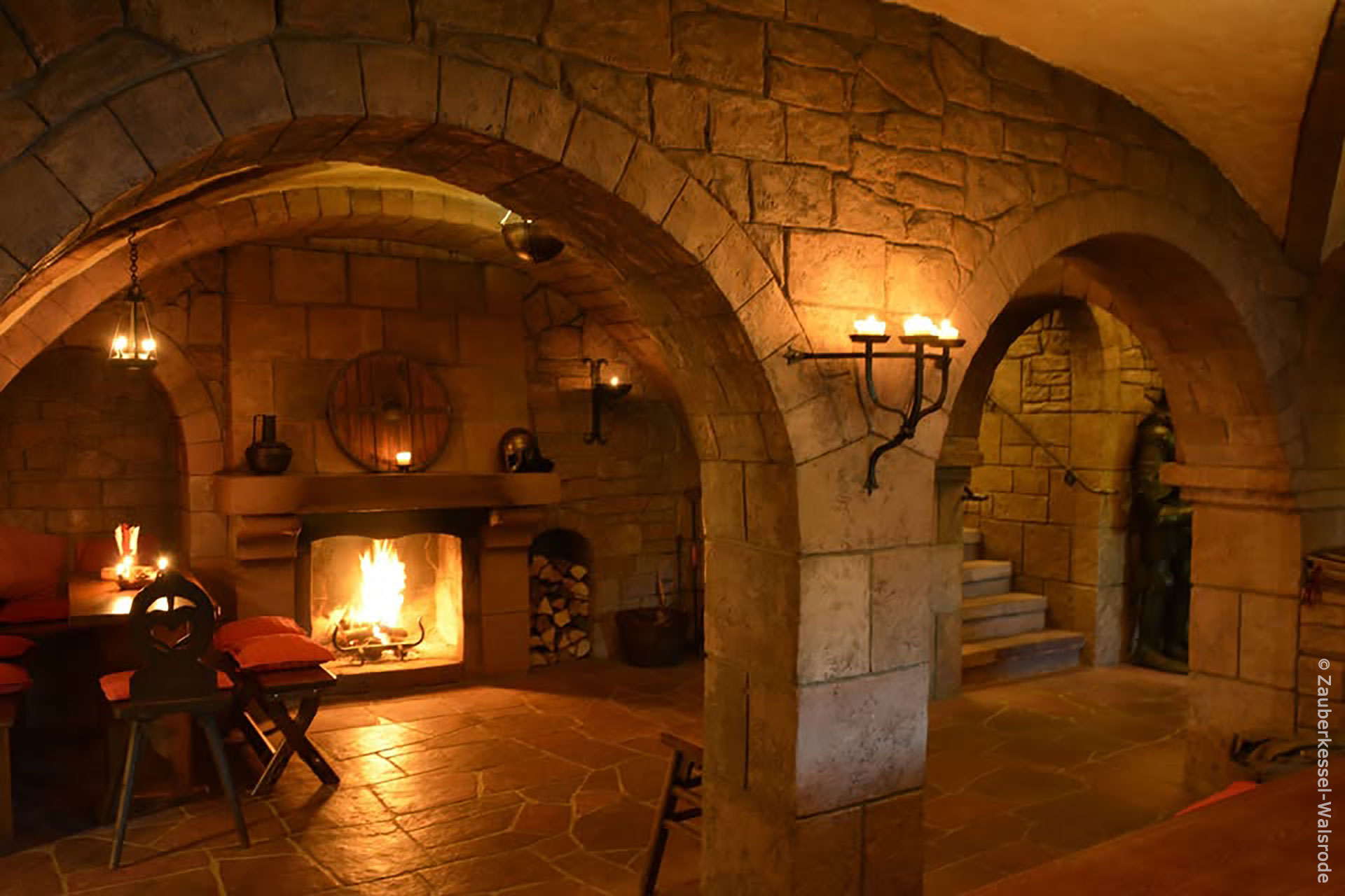 Mittelalterliche Atmosphäre im ehemaligen Zauberkessel in Walsrode mit Kamin und Steingewölbe